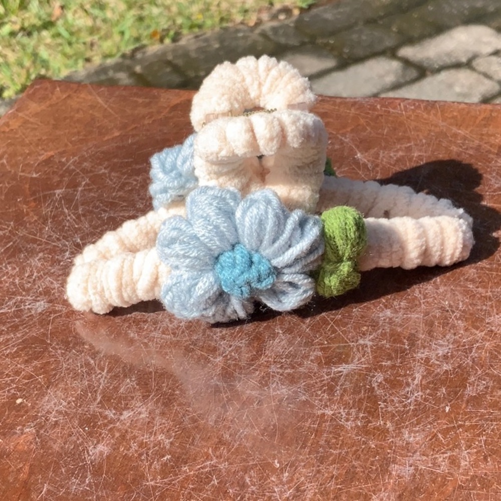 LARGE KNIT FLOWER HAIR CLIP